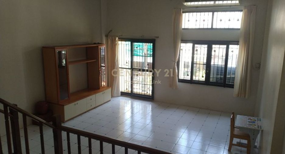 For rent 3 bedrooms townhouse in Wang Thonglang, Bangkok