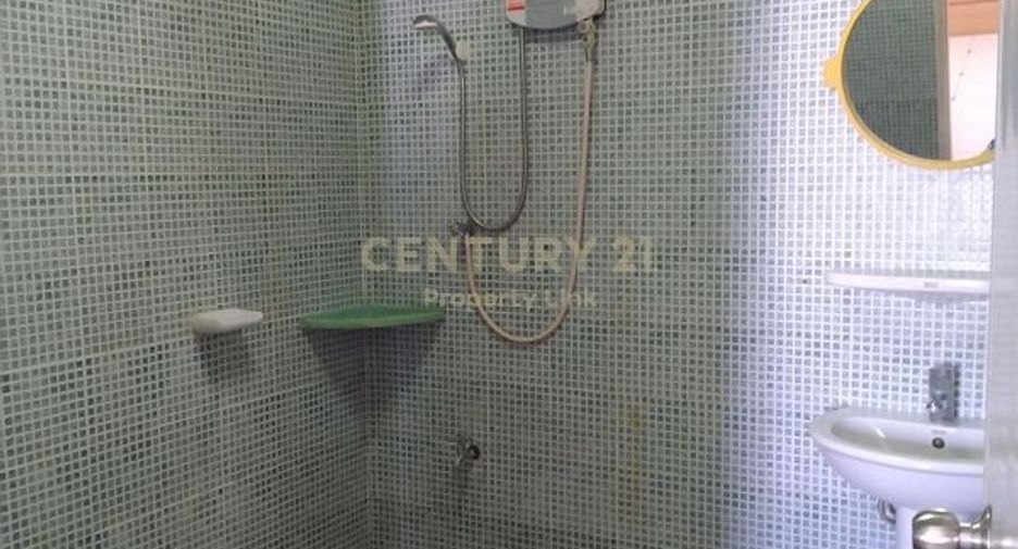 For rent 3 bedrooms townhouse in Wang Thonglang, Bangkok