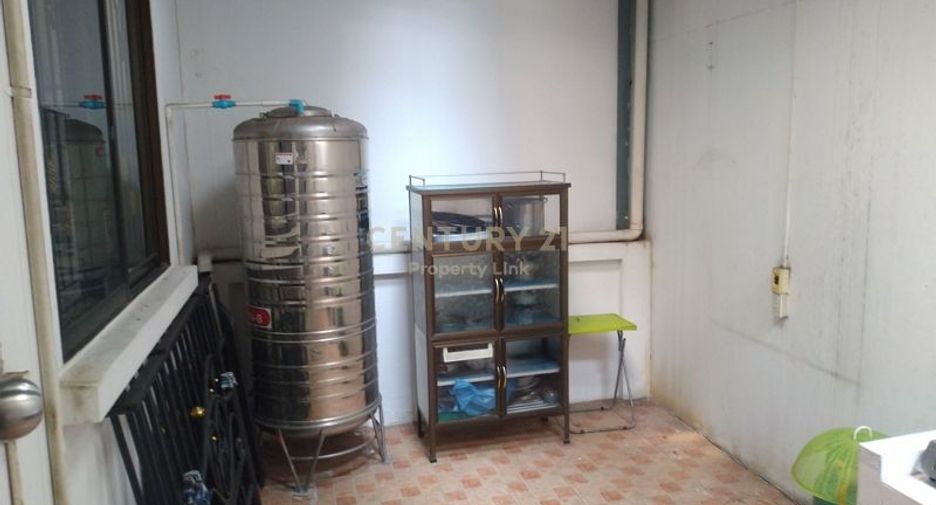 For rent 3 bedrooms townhouse in Wang Thonglang, Bangkok