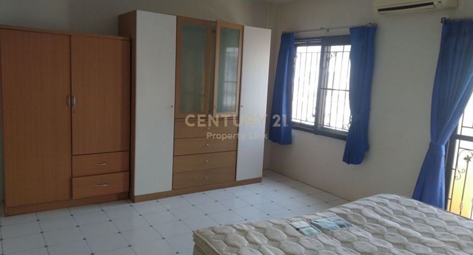 For rent 3 bedrooms townhouse in Wang Thonglang, Bangkok