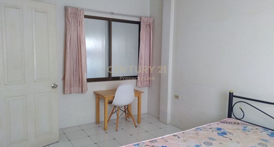 For rent 3 bedrooms townhouse in Wang Thonglang, Bangkok