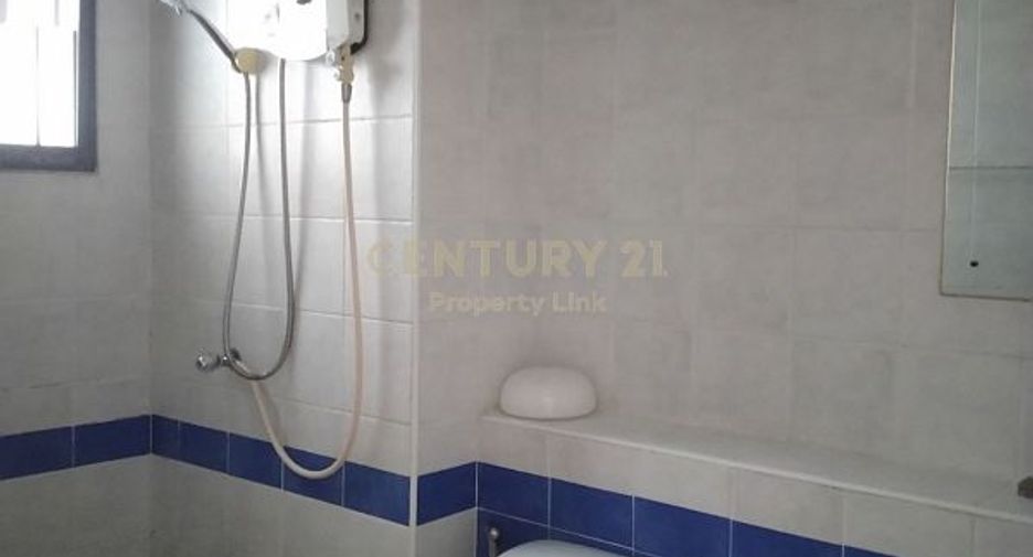 For rent 3 bedrooms townhouse in Wang Thonglang, Bangkok