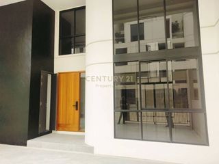 For sale 3 bedrooms house in Yan Nawa, Bangkok
