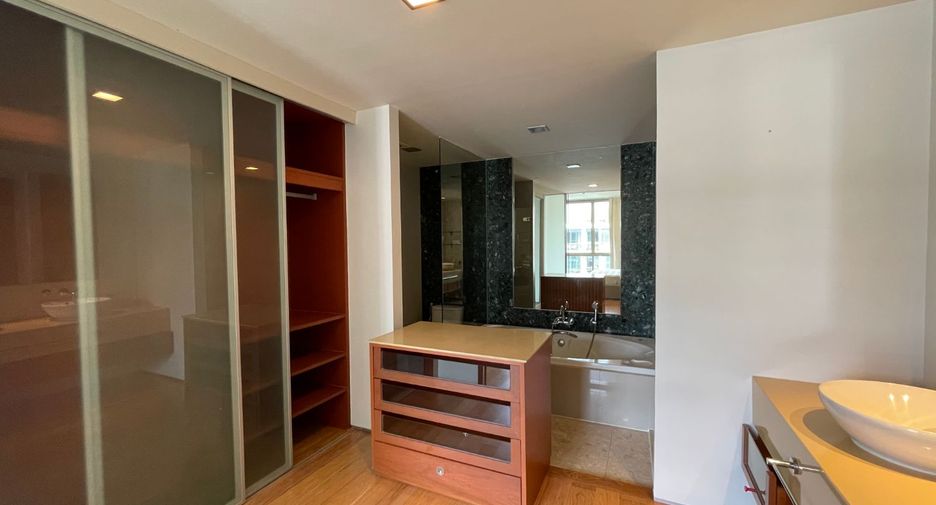 For rent 3 bedrooms condo in Khlong Toei, Bangkok