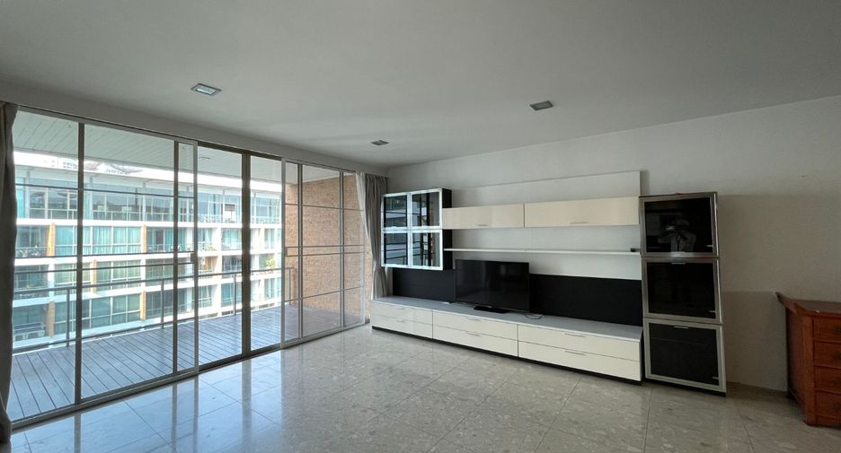 For rent 3 bedrooms condo in Khlong Toei, Bangkok
