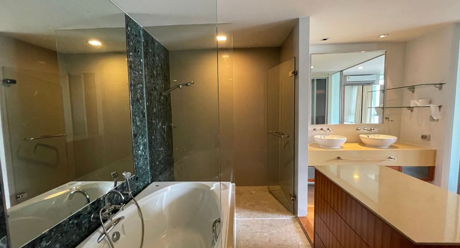 For rent 3 bedrooms condo in Khlong Toei, Bangkok