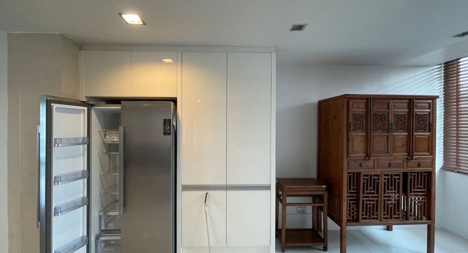 For rent 3 bedrooms condo in Khlong Toei, Bangkok