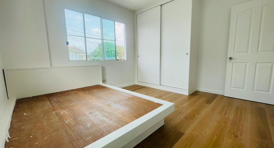 For sale 4 Beds house in Mueang Pathum Thani, Pathum Thani
