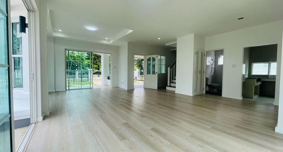 For sale 4 Beds house in Mueang Pathum Thani, Pathum Thani