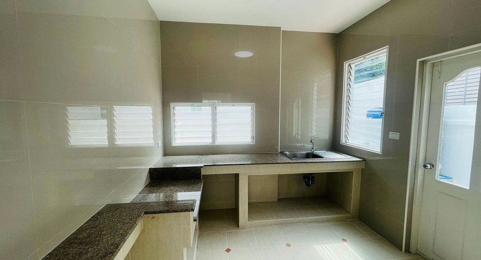 For sale 4 Beds house in Mueang Pathum Thani, Pathum Thani