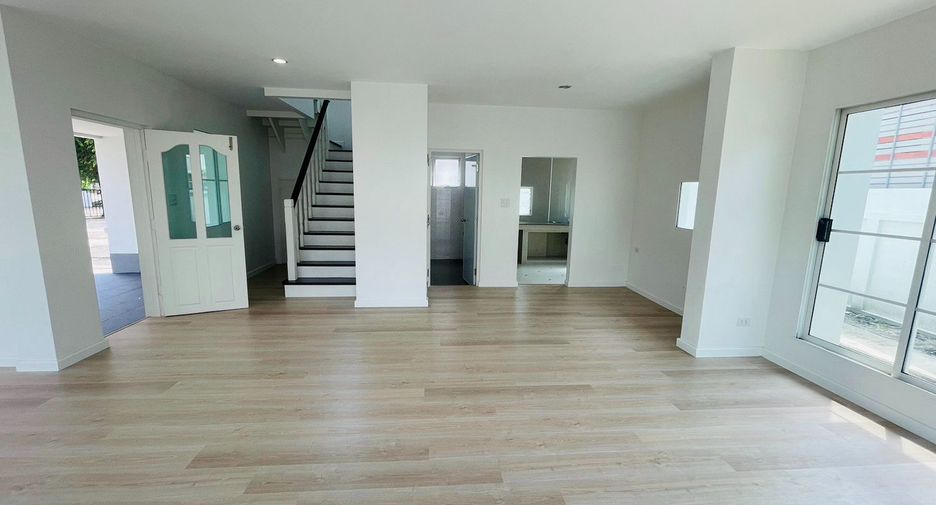 For sale 4 Beds house in Mueang Pathum Thani, Pathum Thani