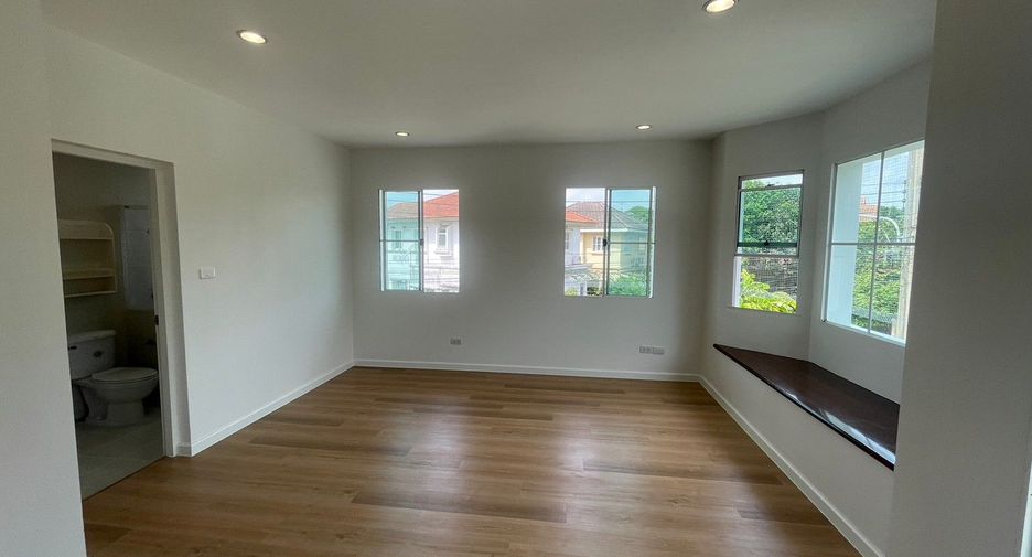 For sale 4 Beds house in Mueang Pathum Thani, Pathum Thani