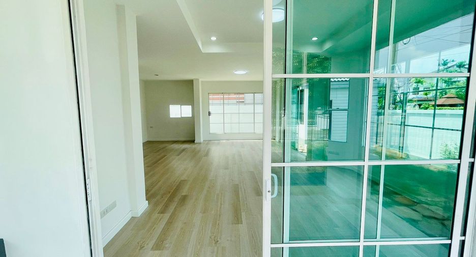 For sale 4 Beds house in Mueang Pathum Thani, Pathum Thani