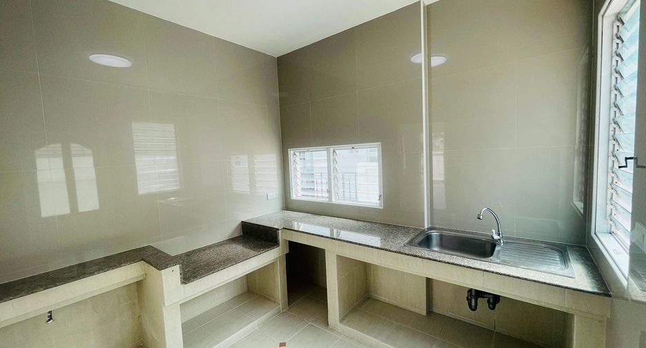 For sale 4 Beds house in Mueang Pathum Thani, Pathum Thani