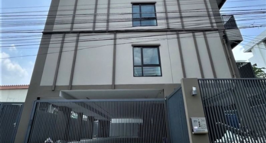 À vendre 36 chambres appartement avec services à Lat Phrao, Bangkok