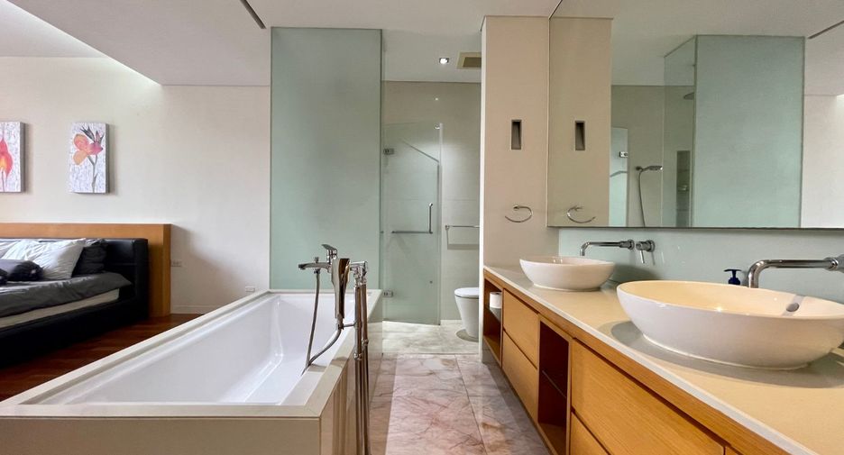 For rent 2 bedrooms condo in Khlong Toei, Bangkok