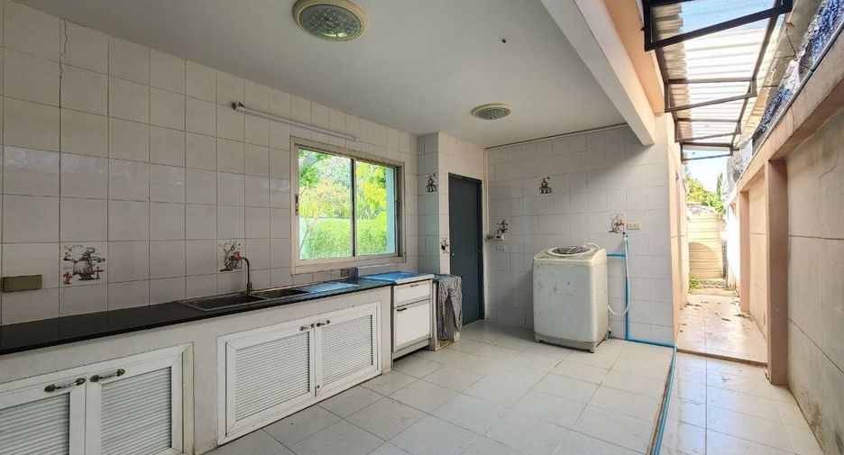 For rent 4 bedrooms house in Watthana, Bangkok
