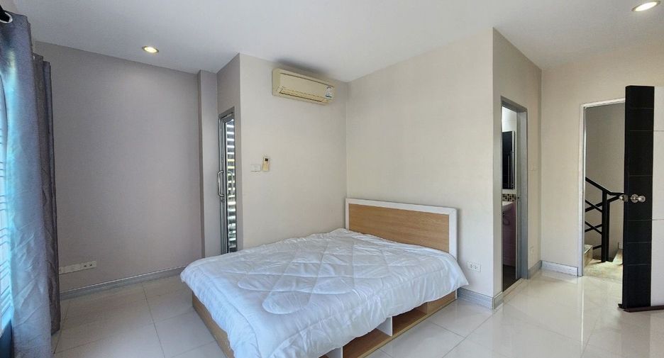 For rent 4 bedrooms house in Watthana, Bangkok