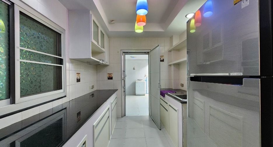 For rent 4 bedrooms house in Watthana, Bangkok