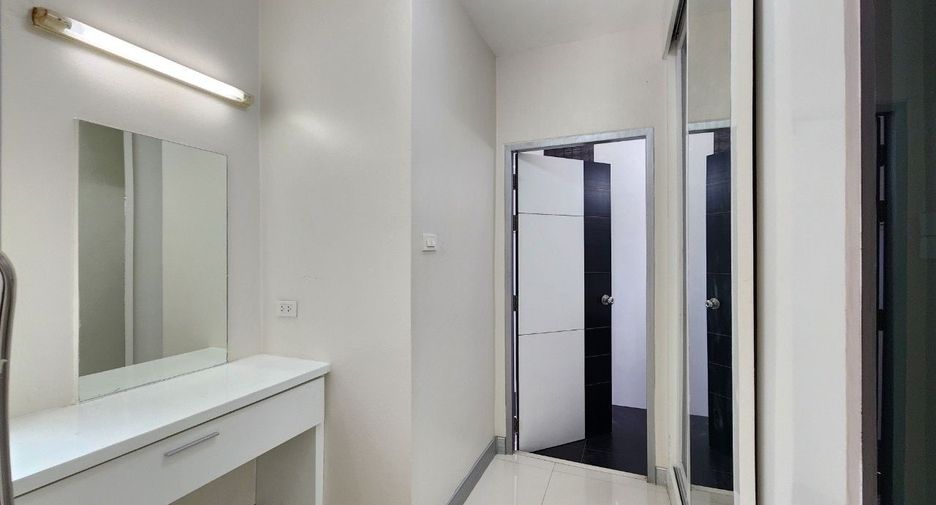 For rent 4 bedrooms house in Watthana, Bangkok