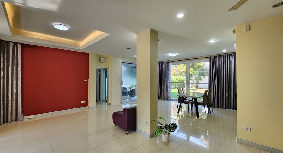 For rent 4 bedrooms house in Watthana, Bangkok