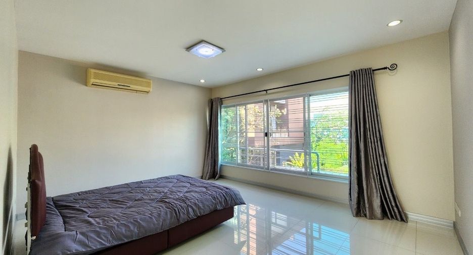 For rent 4 bedrooms house in Watthana, Bangkok