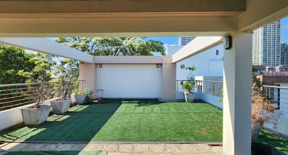 For rent 4 bedrooms house in Watthana, Bangkok