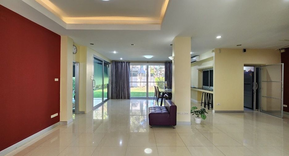 For rent 4 bedrooms house in Watthana, Bangkok