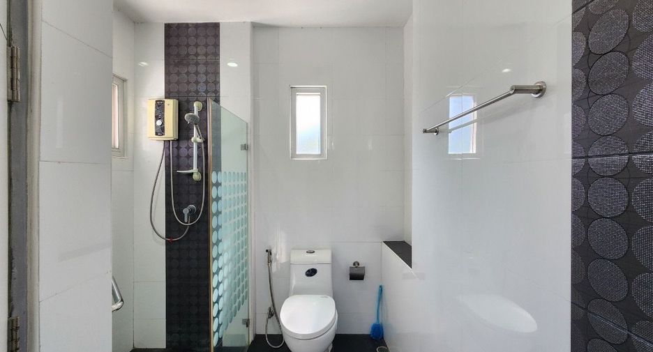 For rent 4 bedrooms house in Watthana, Bangkok