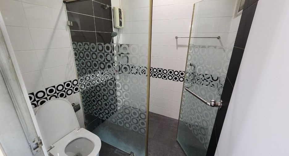 For rent 4 bedrooms house in Watthana, Bangkok