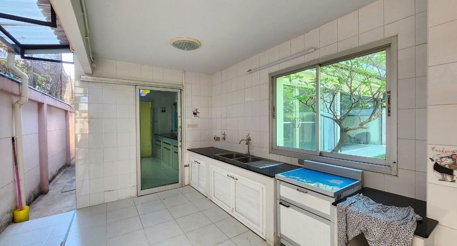 For rent 4 bedrooms house in Watthana, Bangkok
