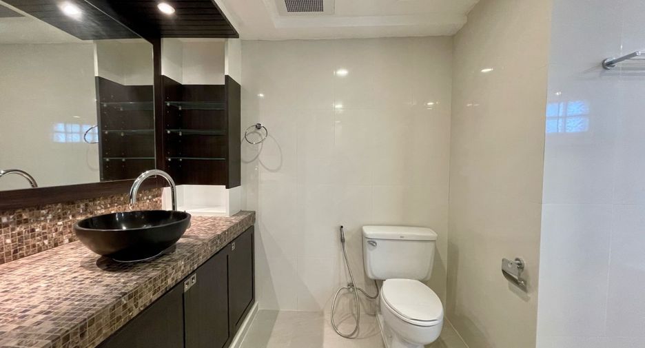 For rent 3 bedrooms condo in Watthana, Bangkok