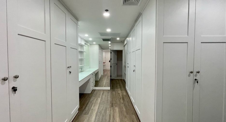 For rent 3 bedrooms condo in Watthana, Bangkok