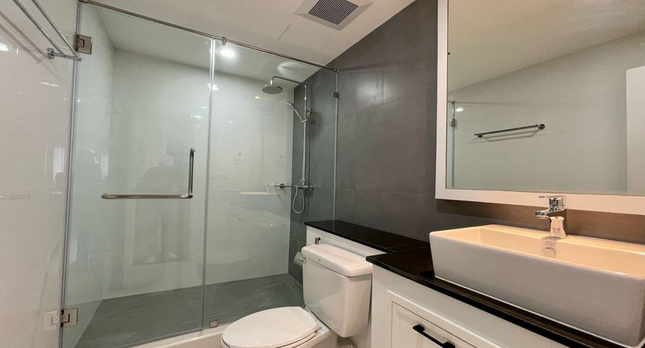 For rent 3 bedrooms condo in Watthana, Bangkok