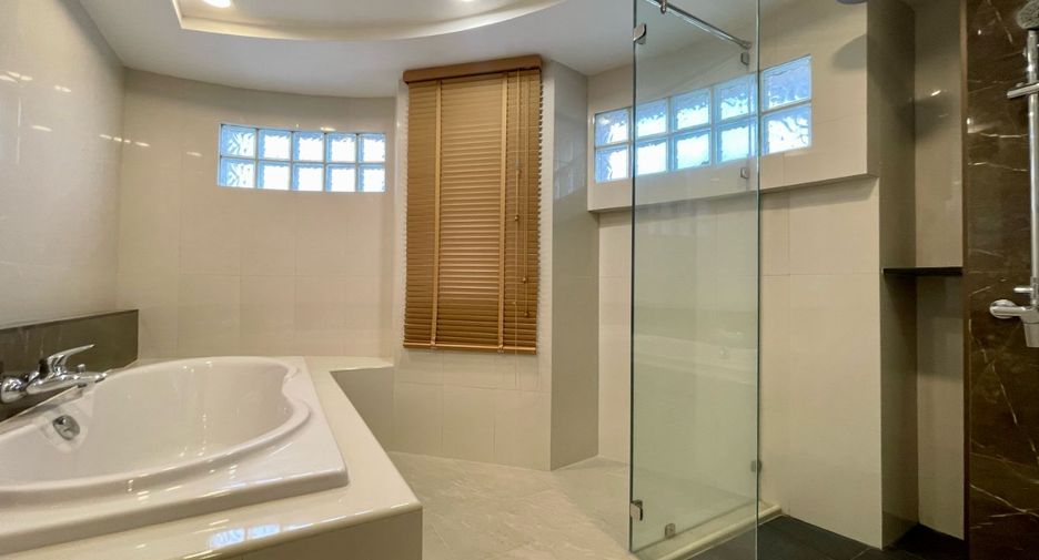 For rent 3 bedrooms condo in Watthana, Bangkok
