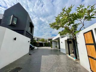 For rent 4 bedrooms condo in Khlong Toei, Bangkok