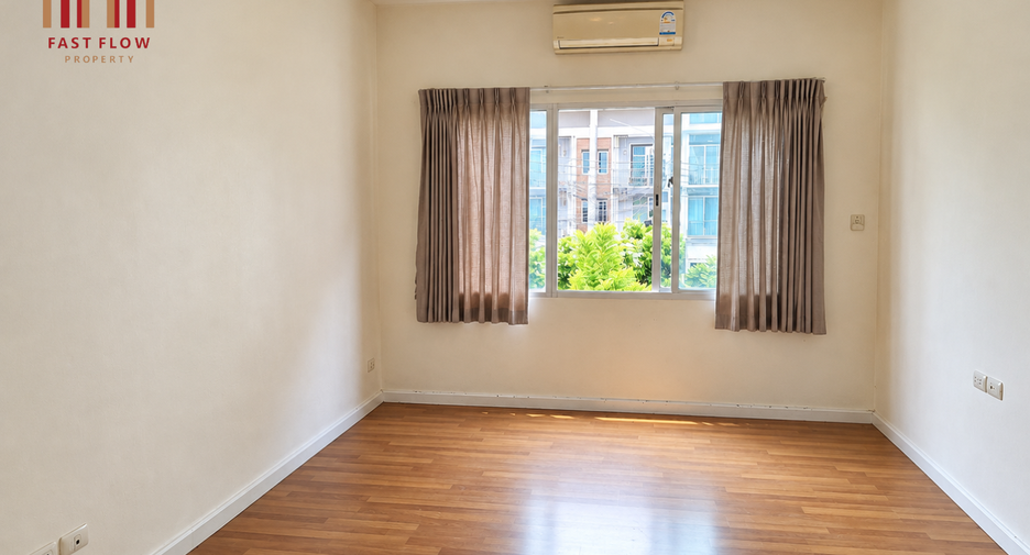 À louer et à vendre 3 chambres maison de ville à Bang Khun Thian, Bangkok