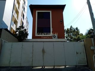 For sale 3 bedrooms house in Khlong Toei, Bangkok