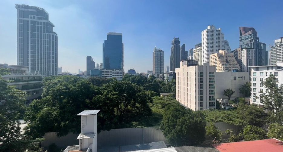 For rent 4 bedrooms condo in Watthana, Bangkok