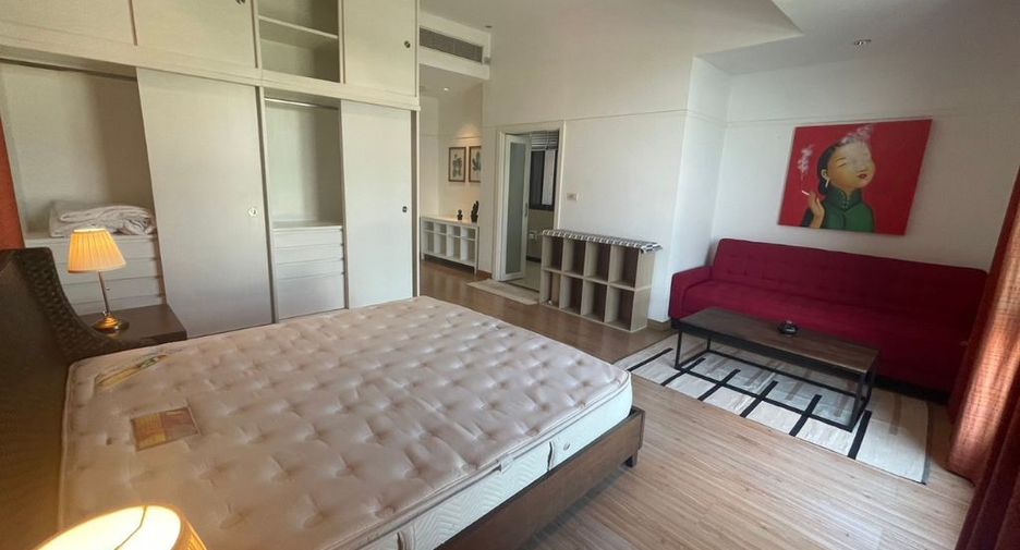For rent 4 bedrooms condo in Watthana, Bangkok