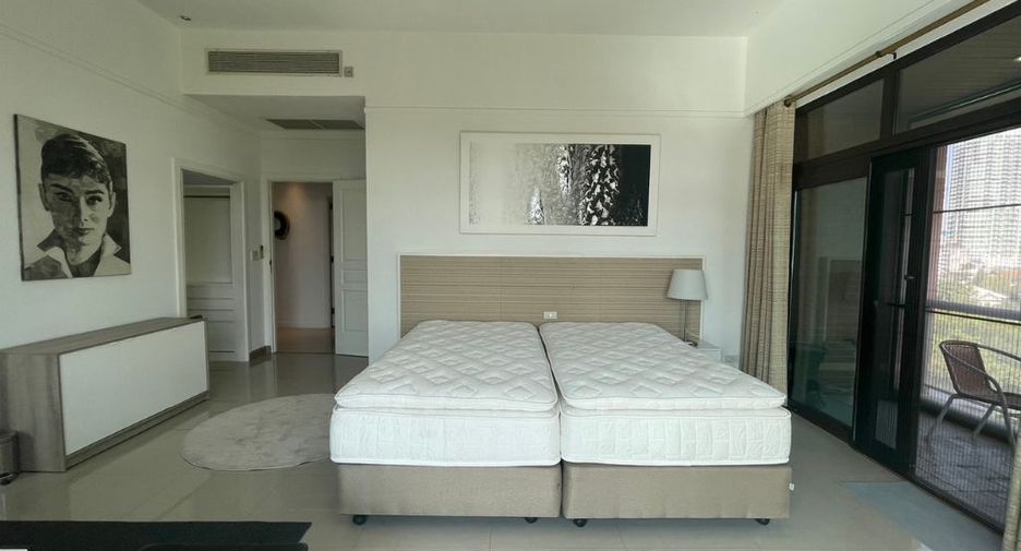 For rent 4 bedrooms condo in Watthana, Bangkok