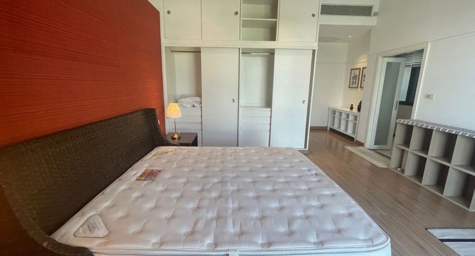 For rent 4 bedrooms condo in Watthana, Bangkok