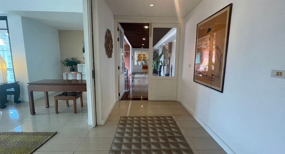 For rent 4 bedrooms condo in Watthana, Bangkok