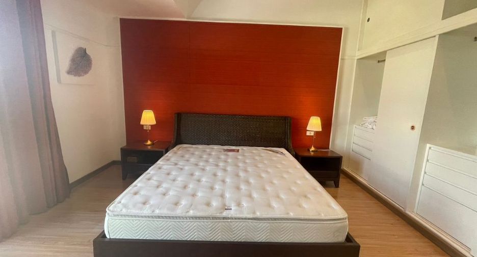 For rent 4 bedrooms condo in Watthana, Bangkok