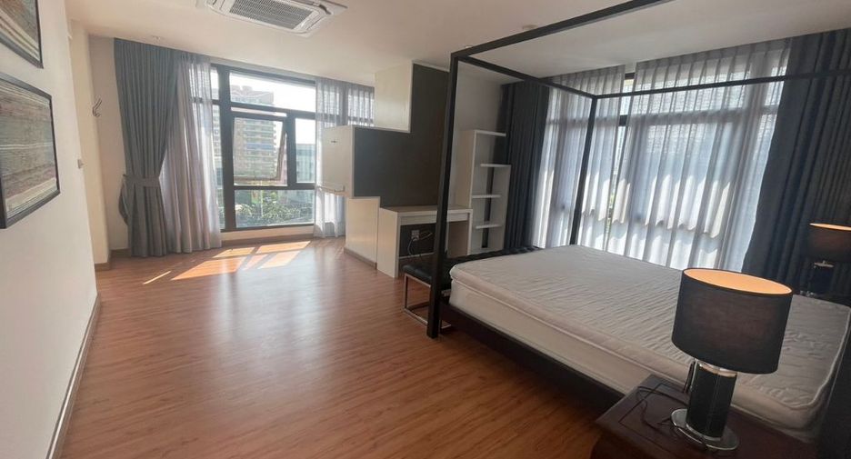 For rent 4 bedrooms condo in Watthana, Bangkok
