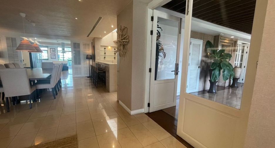 For rent 4 bedrooms condo in Watthana, Bangkok