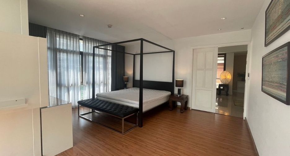 For rent 4 bedrooms condo in Watthana, Bangkok