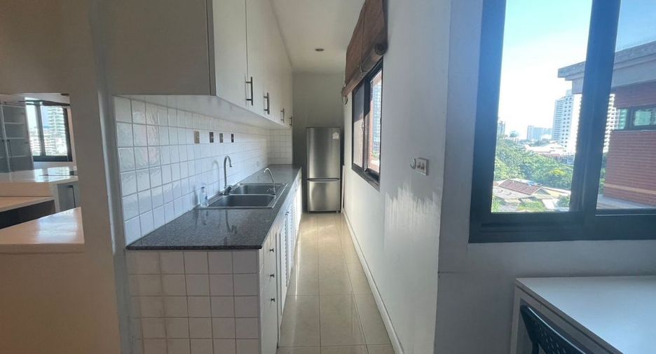 For rent 4 bedrooms condo in Watthana, Bangkok