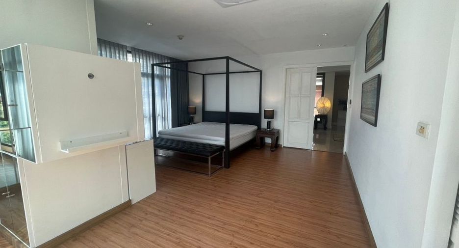 For rent 4 bedrooms condo in Watthana, Bangkok