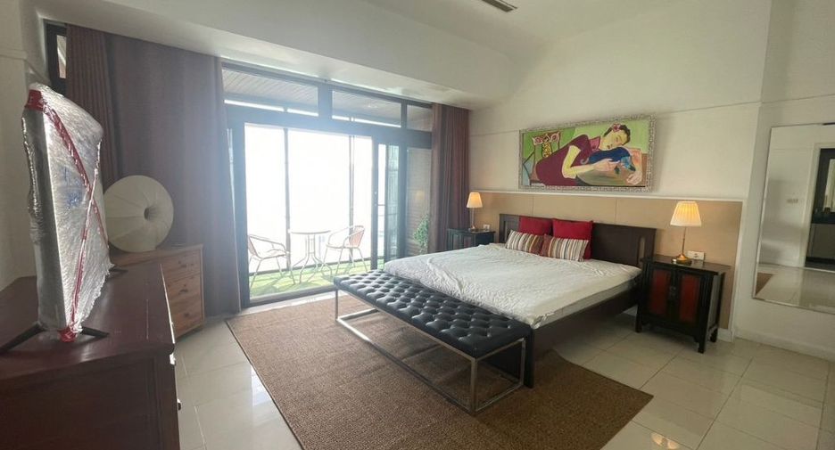 For rent 4 bedrooms condo in Watthana, Bangkok
